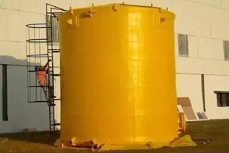 Жёлтая ёмкость вертикальная для нефтепродуктов